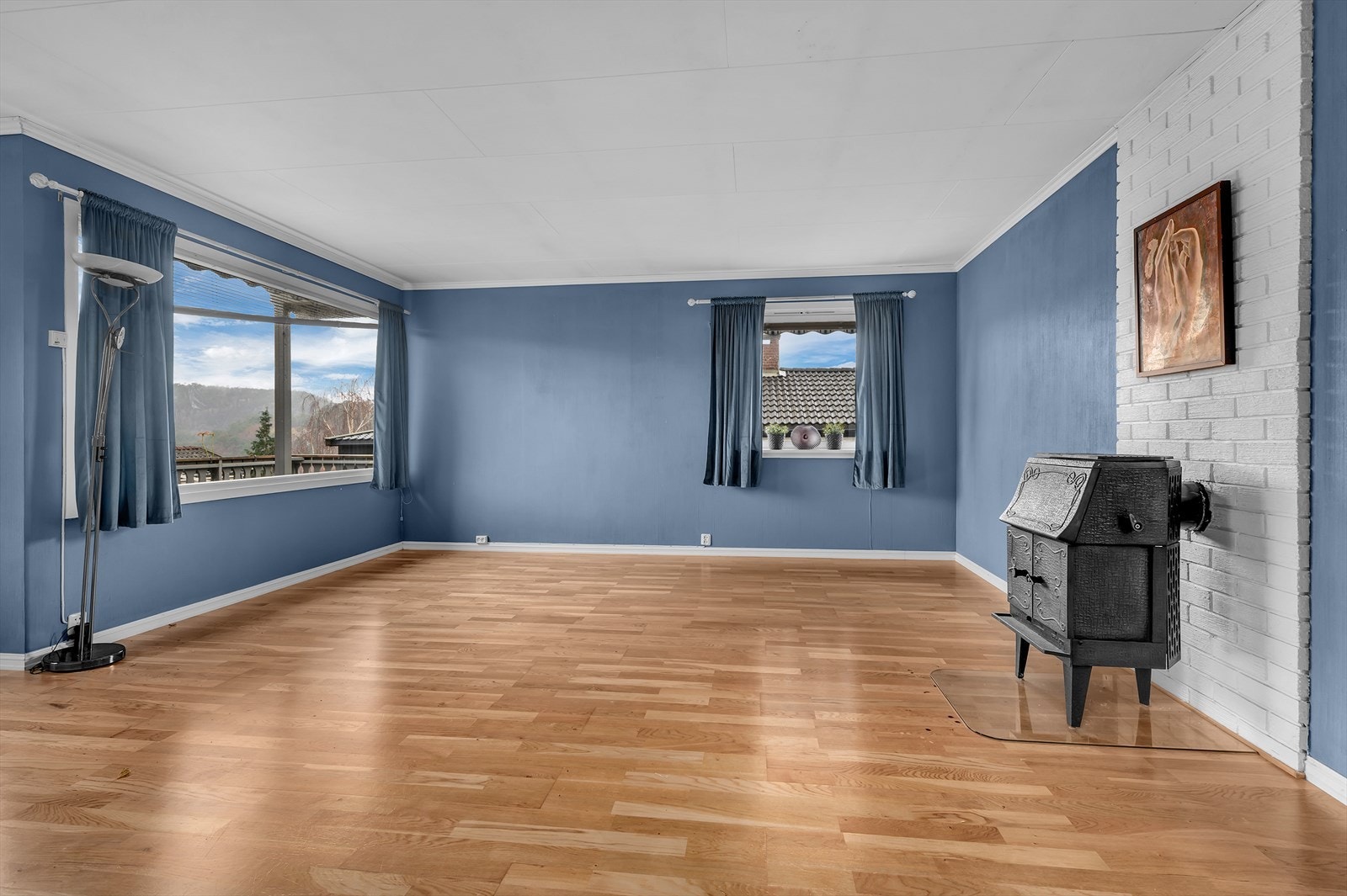 Pen stue med plass til sofa og tilhørende møblement Galleribilde