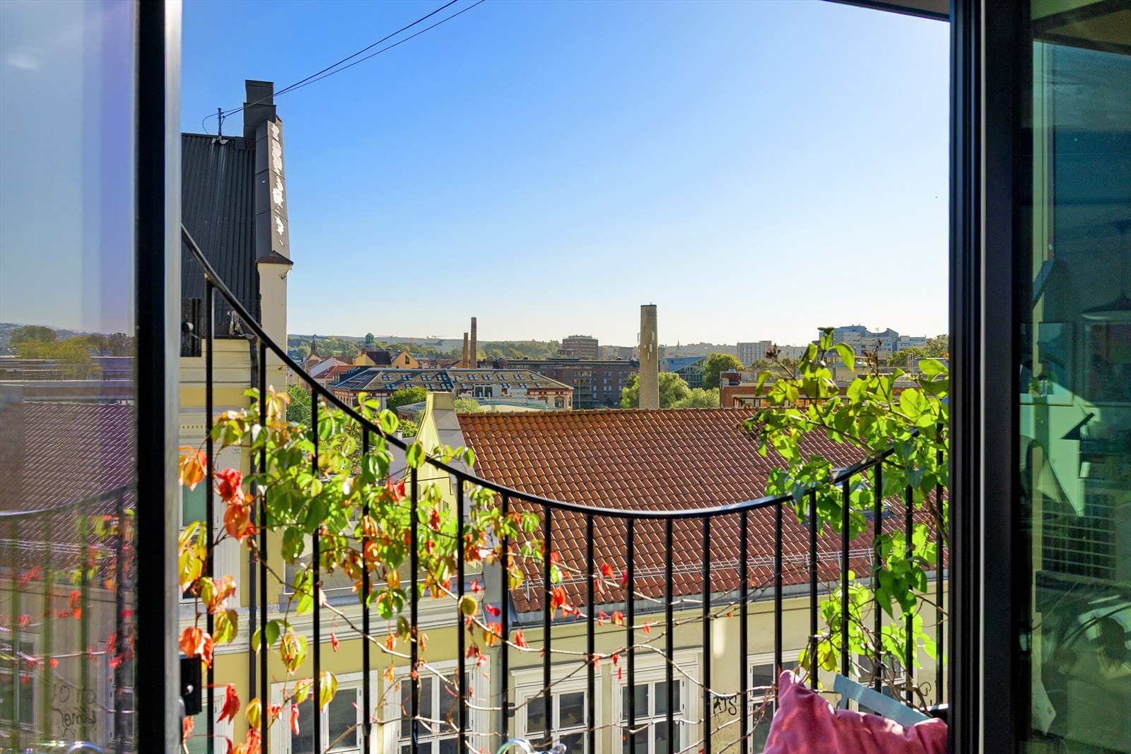 Leiligheten ligger i 3. etasje og inneholder entré, to soverom, bad, stue og kjøkken. Galleribilde