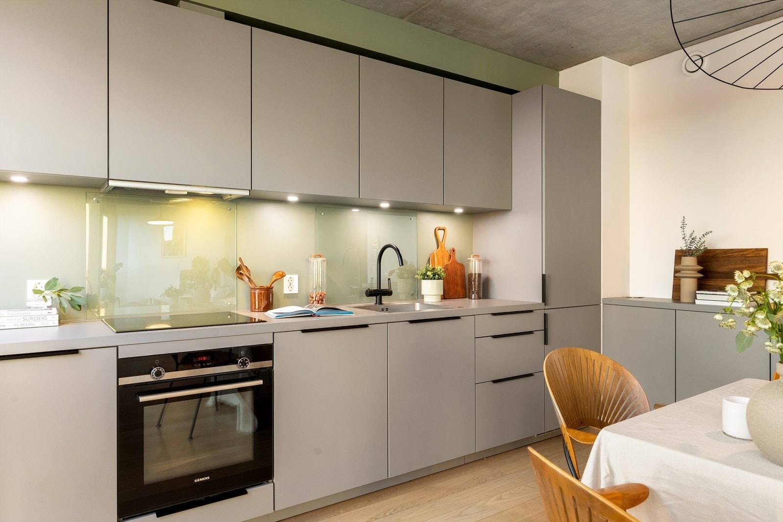 Det er integrert stekeovn, oppgradert platetopp, mekanisk avtrekksvifte over stekesonen, oppvaskmaskin og kjøl-/fryseskap. Galleribilde