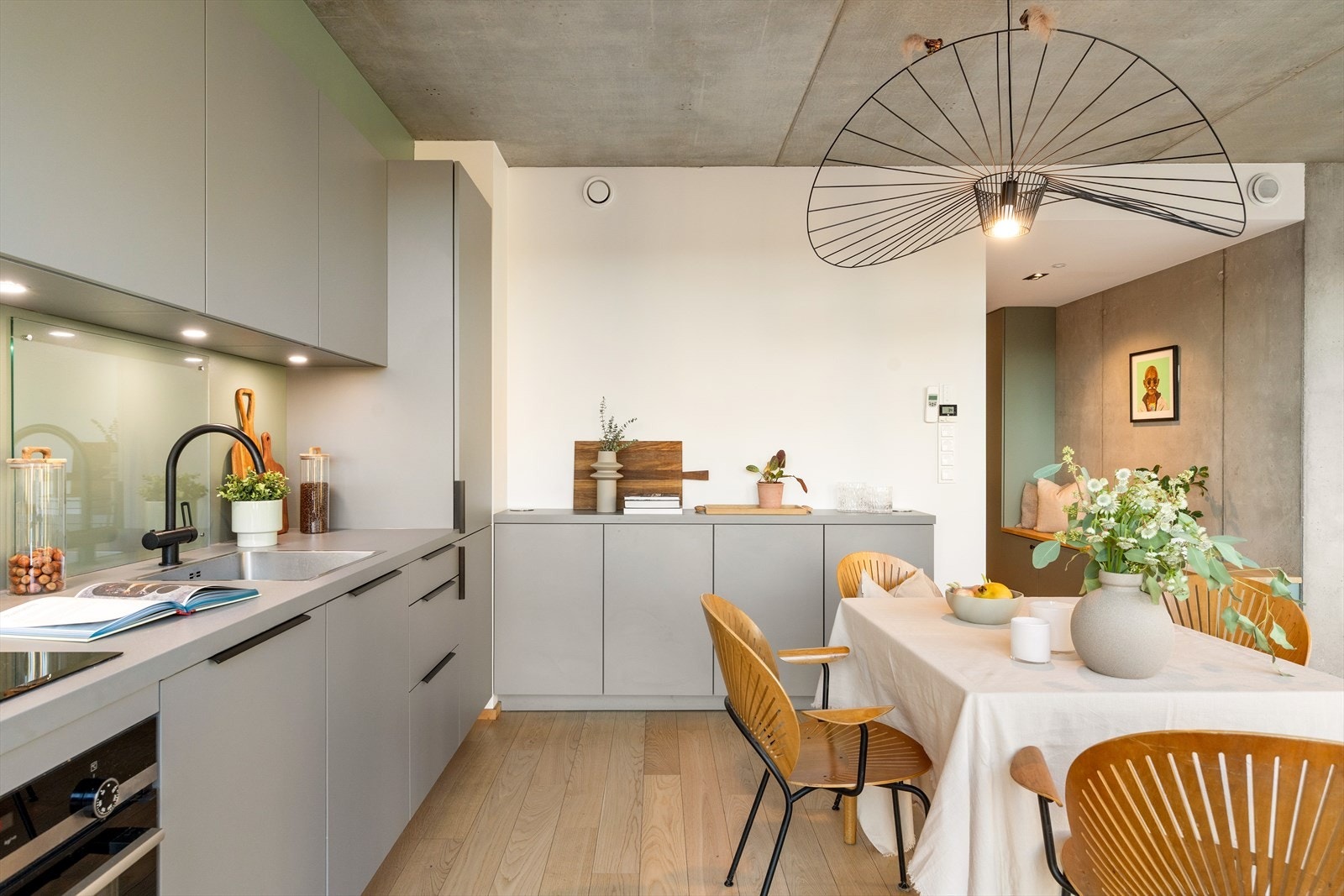 Det er rikelig med lagringsplass i både skap og skuffer og god plass til matlaging. Dette er drømmekjøkkenet for deg som er glad i å lage mat! Galleribilde