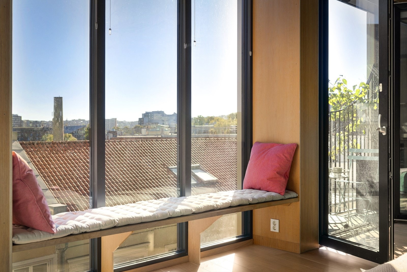 Det ble montert Duette plisségardiner på alle vinduer i 2022, som kan åpnes både ovenfra og nedenfra. Galleribilde