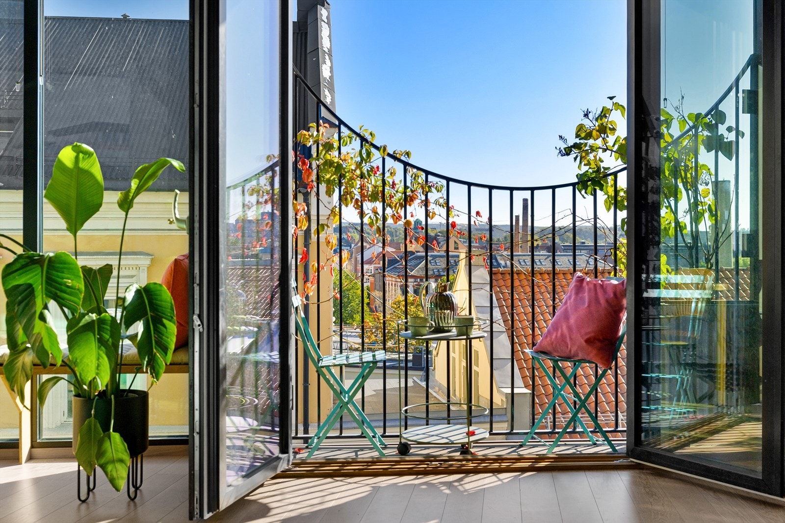 Fransk balkong med fantastisk utsikt over byens tak. Galleribilde