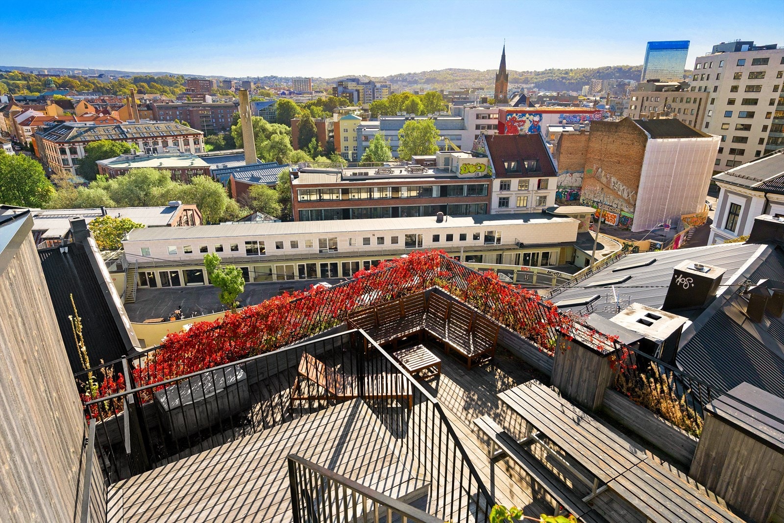 Nyt solen og utsikten fra den felles takterrassen - et perfekt sted for avslapning. Galleribilde