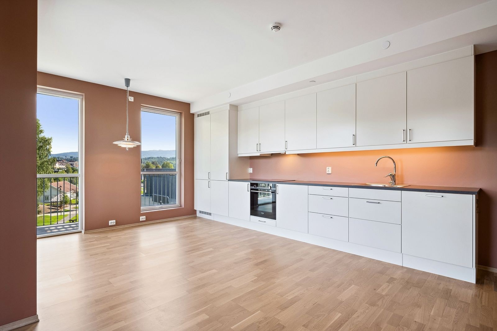 Flott leilighet med åpen stue og kjøkkenløsning. Integrerte hvitevarer på kjøkkenet. Galleribilde