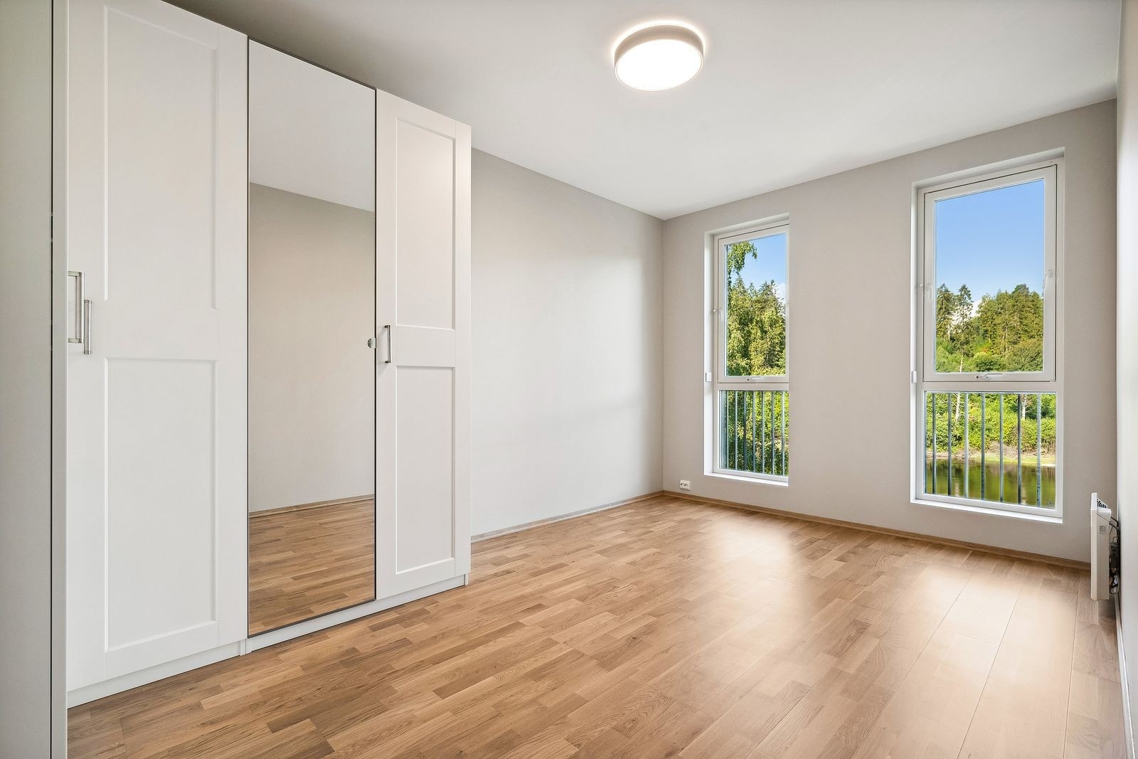 Hovedsoverom med garderobeskap og elektrisk solskjerming. Galleribilde