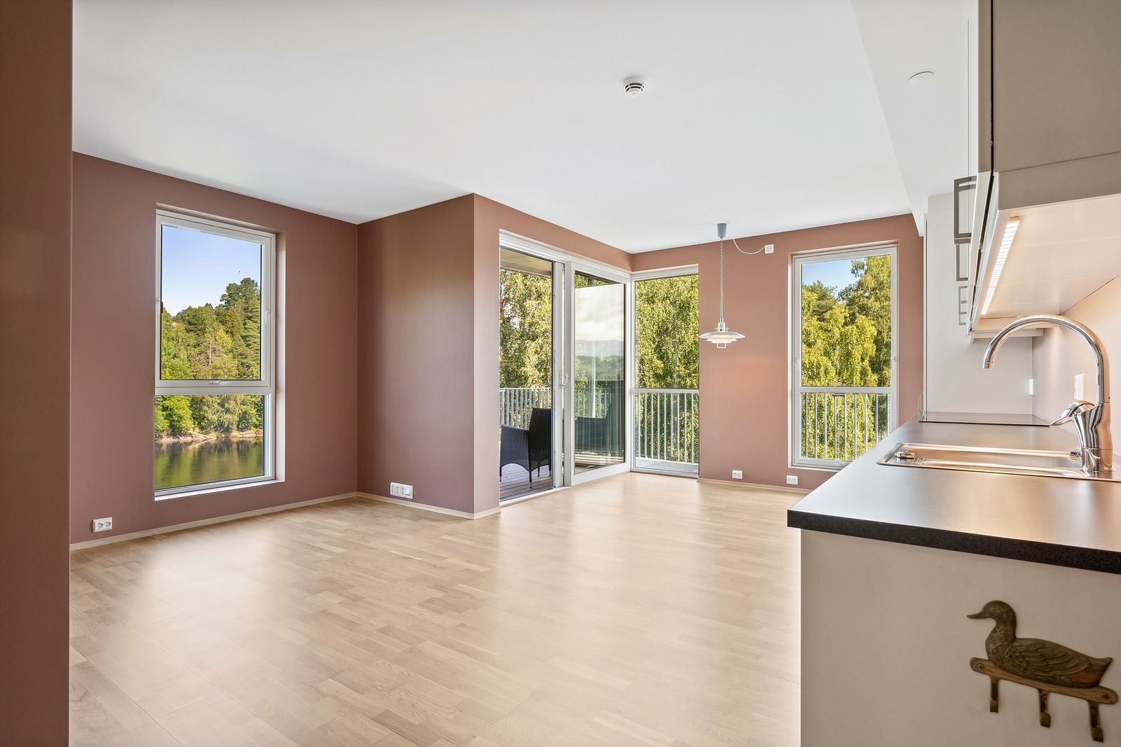 Leiligheten er malt i flotte delikate farger. Utgang til balkong fra stuen. Galleribilde