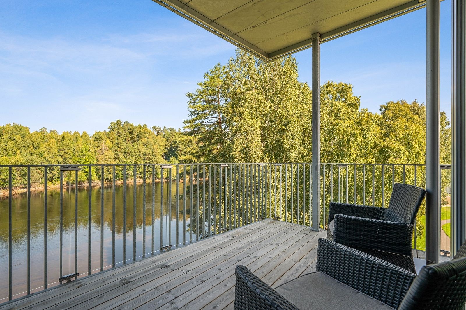 Flott utsikt mot elven fra balkongen på ca. 13,7 kvm. Galleribilde