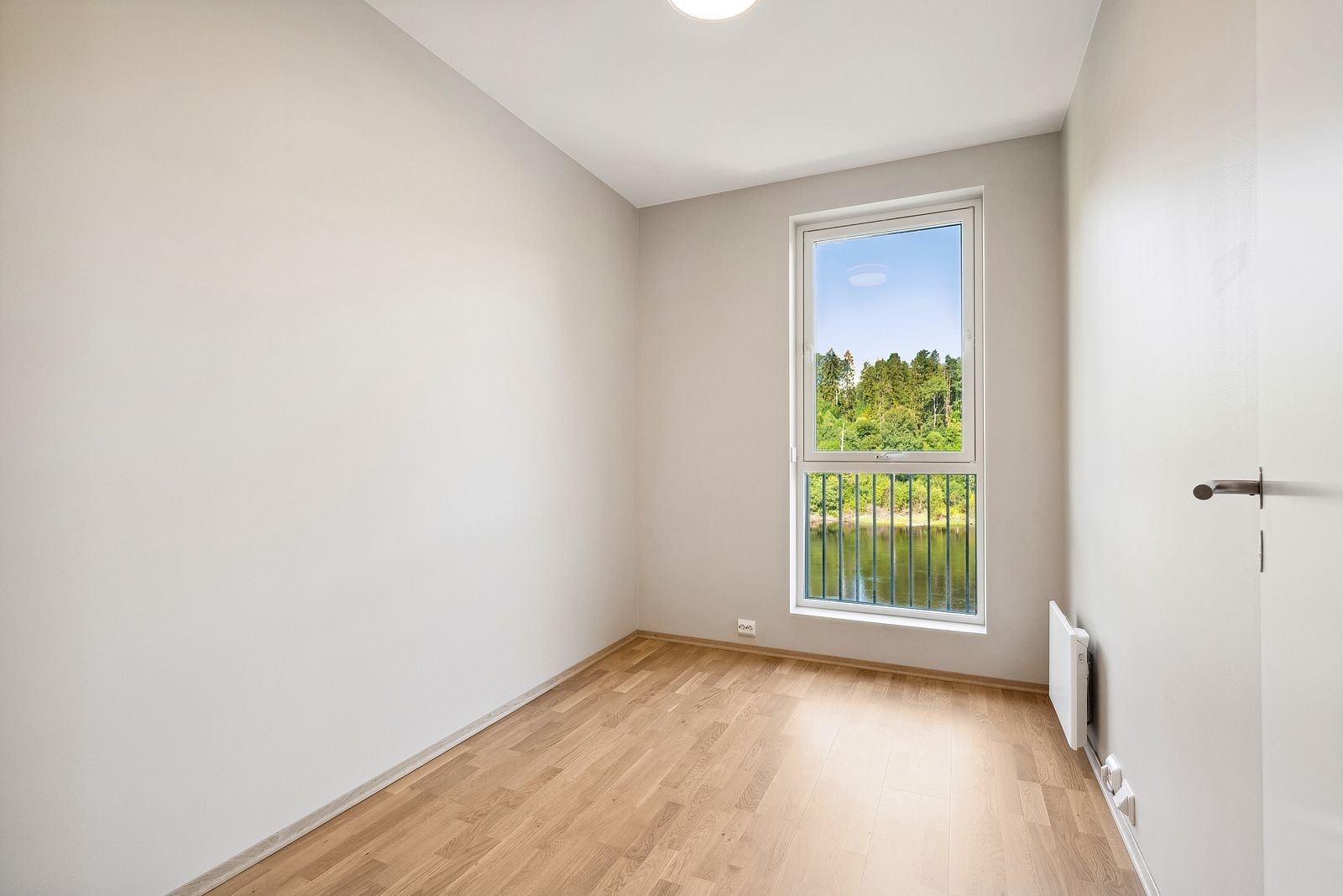 Soverom 2 med plass til dobbeltseng. Elektrisk solskjerming. Galleribilde