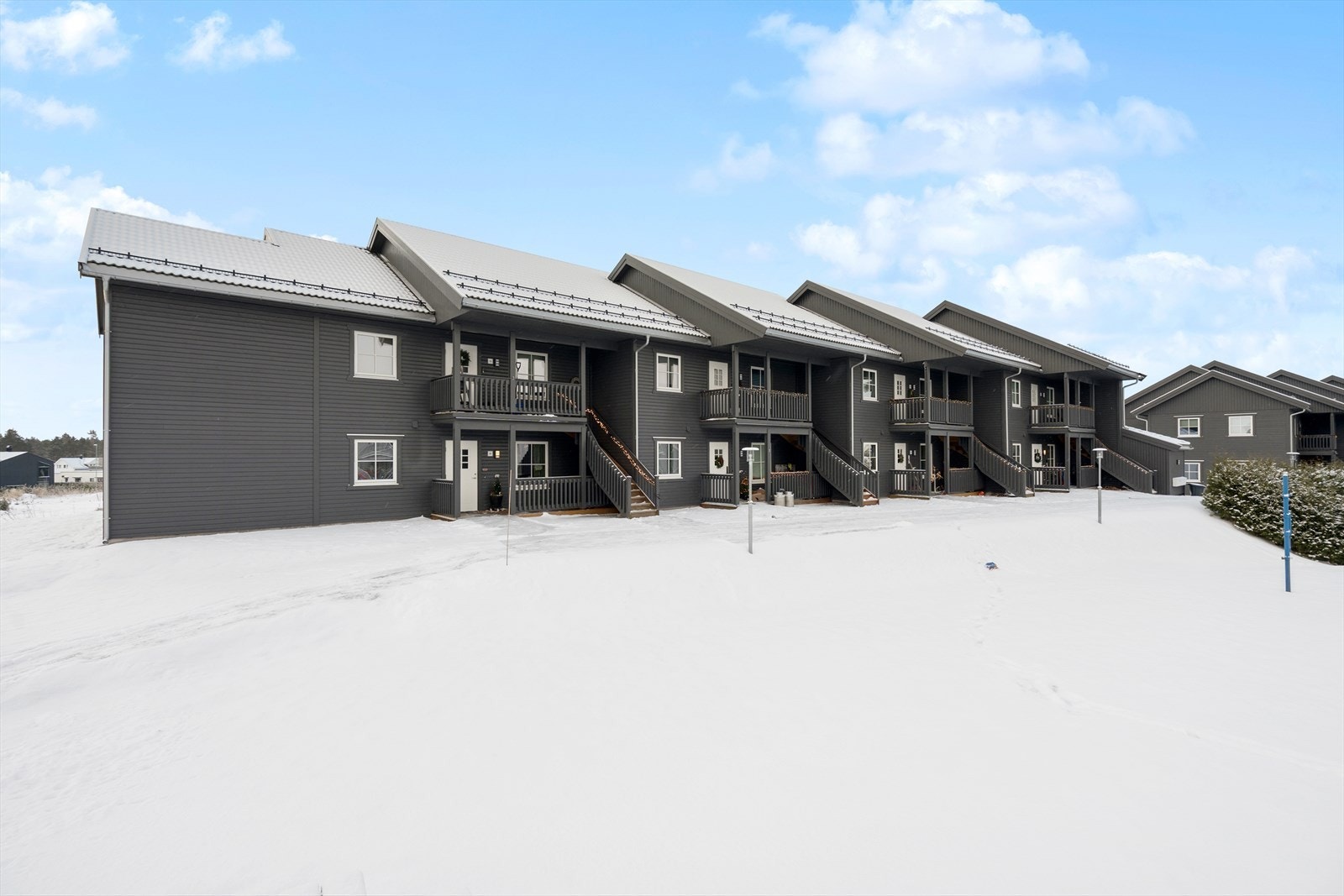 En stilren og tidsriktig innredet 3-roms selveierleilighet med attraktiv beliggenhet på populære Ormåsen. Galleribilde