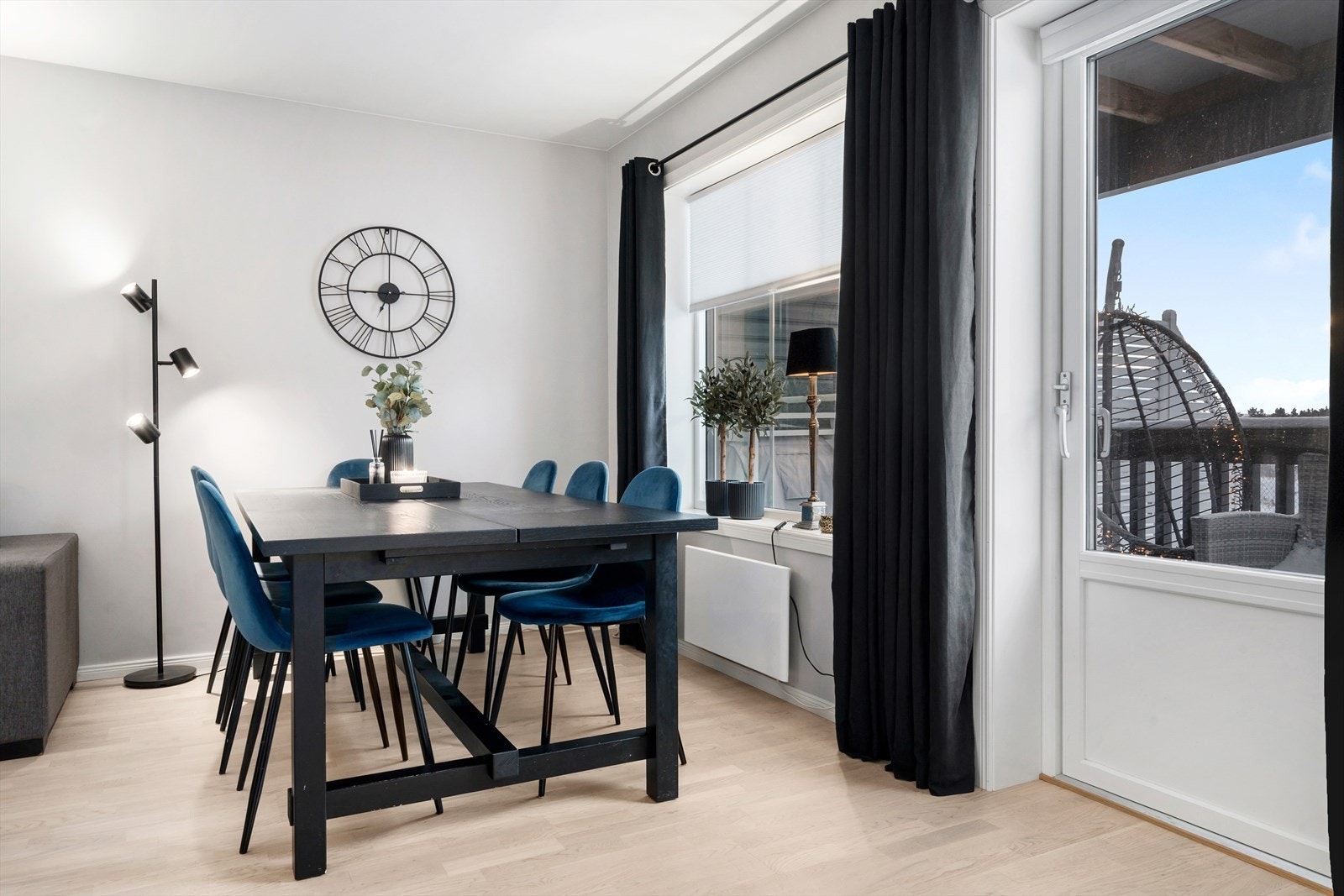 Spisebordet finner sin naturlige plassering ved kjøkkenet, der en kan dekke på til flere gjester. Galleribilde