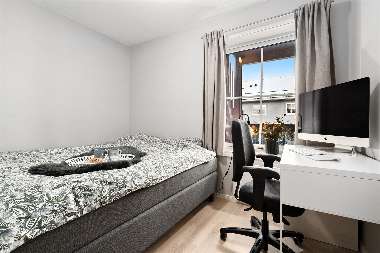 Hovedsoverommet er stilrent innredet med god plass til dobbeltseng med tilhørende nattbord og rom for klær og sko i garderobeløsning. Galleribilde