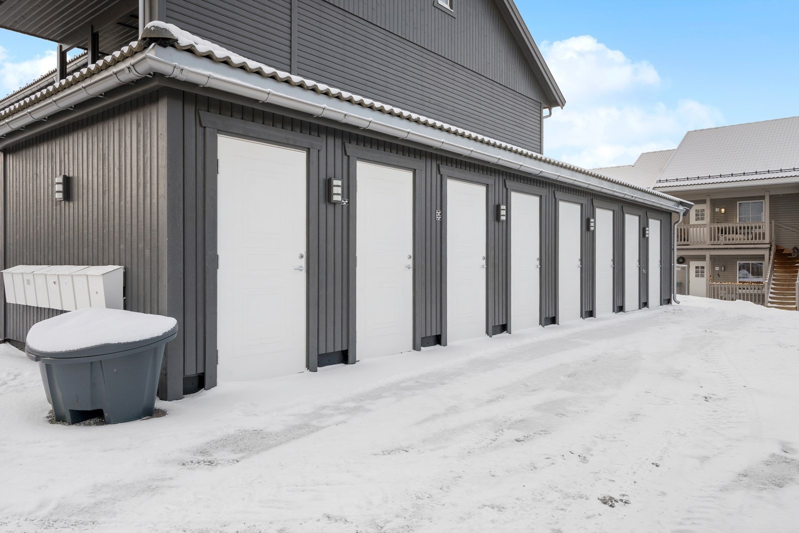 Sportsbod i felles rekke. Galleribilde