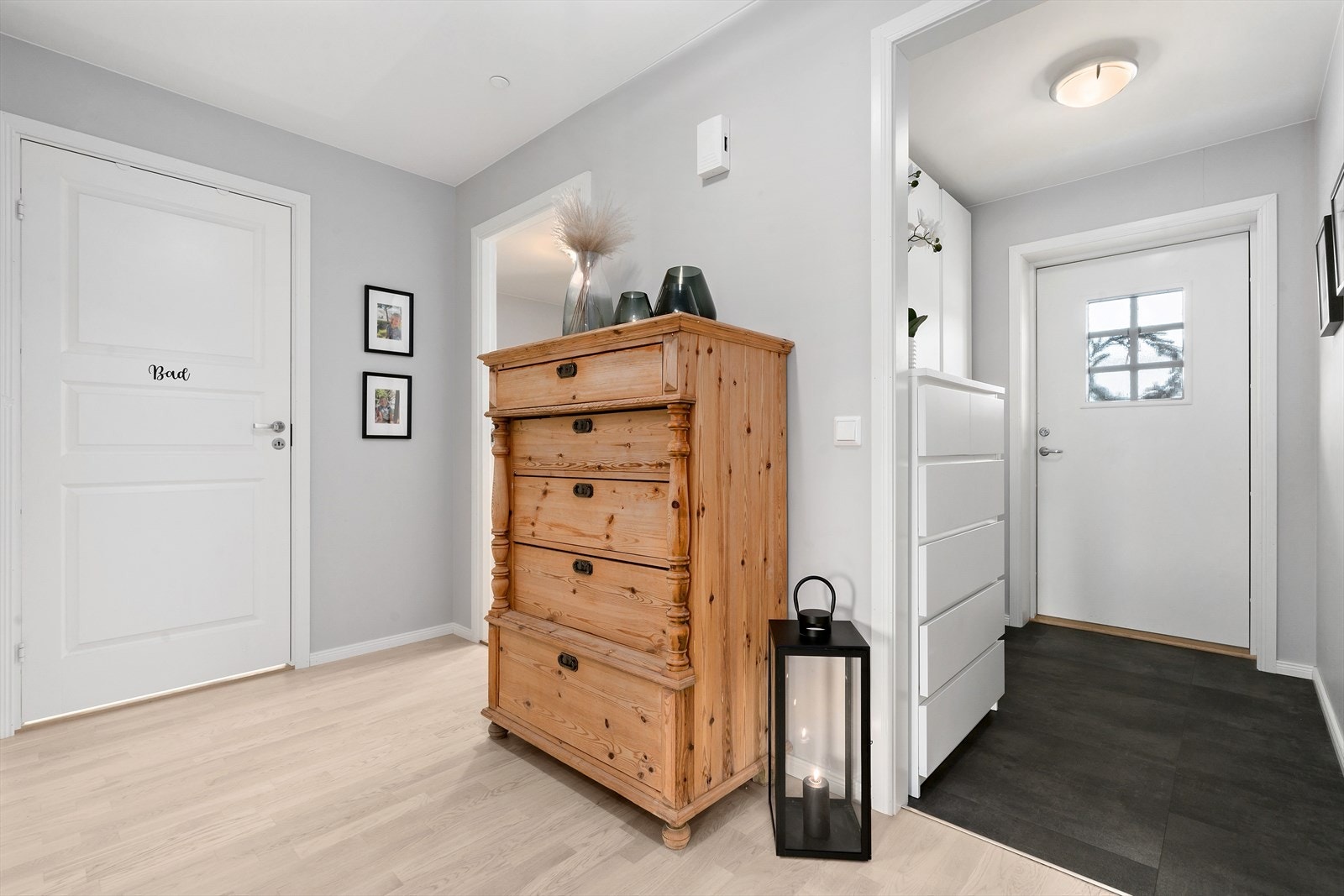 Lys og romslig flislagt entré med god plass til å henge ifra seg yttertøyet og til å sette fra seg sko. Galleribilde