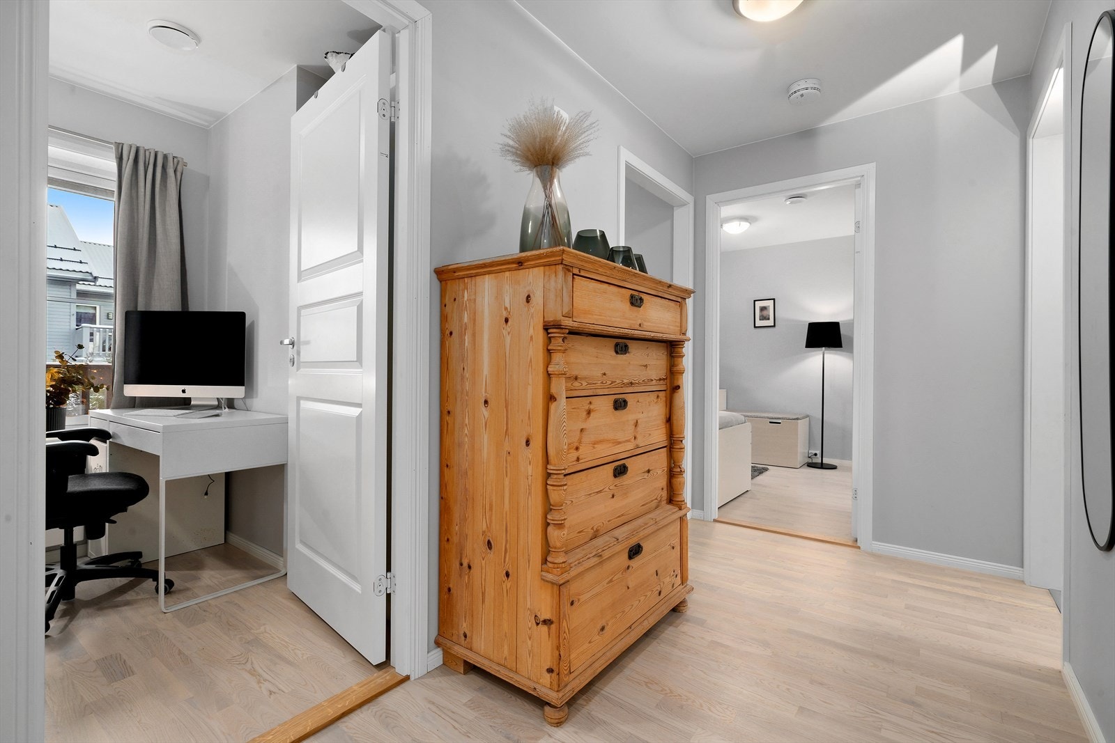 Leiligheten ligger i 1.etasje og byr på: Entré, gang, bad/vaskerom, bod/teknisk rom, stue/kjøkken og 2 soverom. Galleribilde