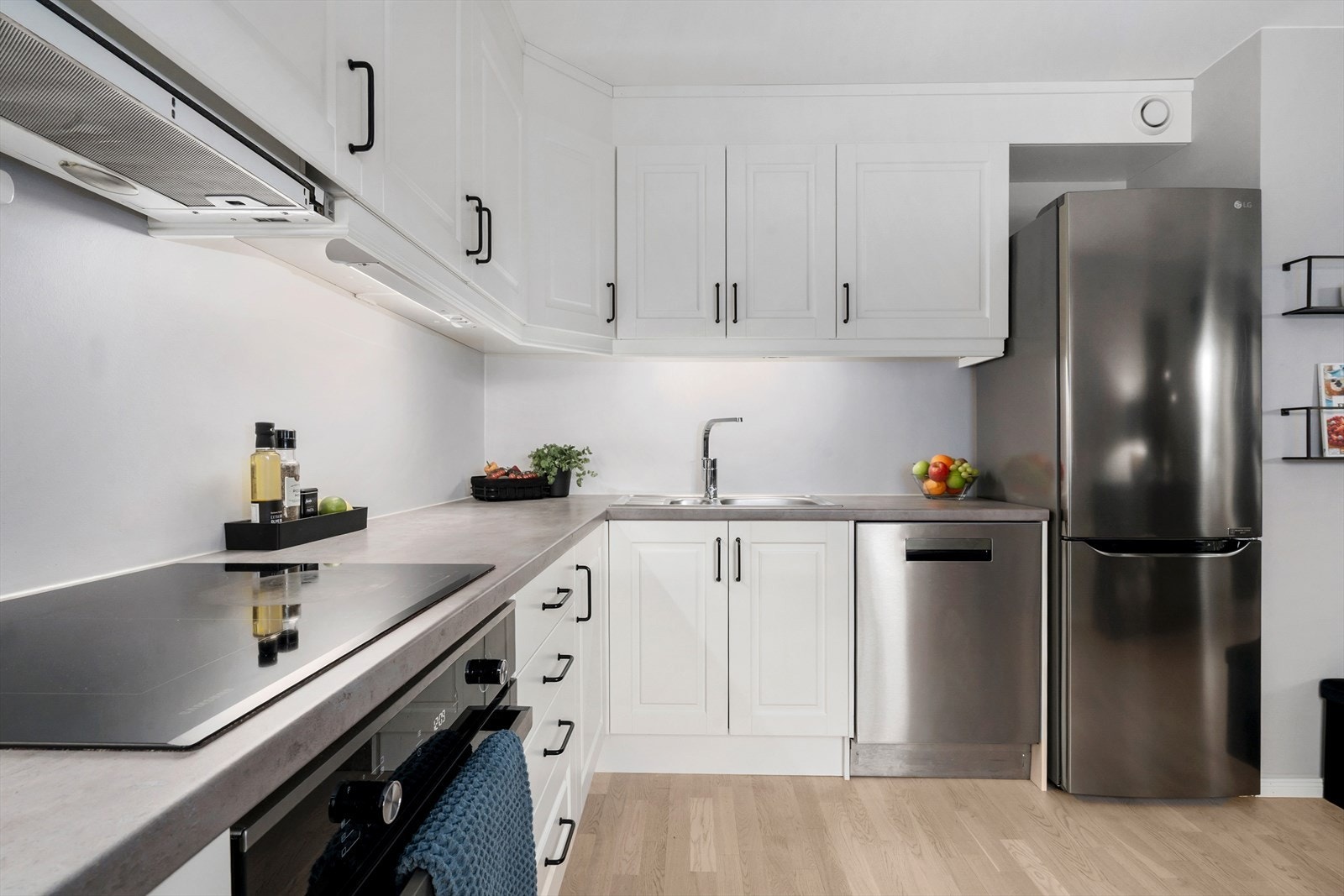 Innredningen byr på effektive arbeidsflater og god plass til oppbevaring i skuffer og skap. Galleribilde