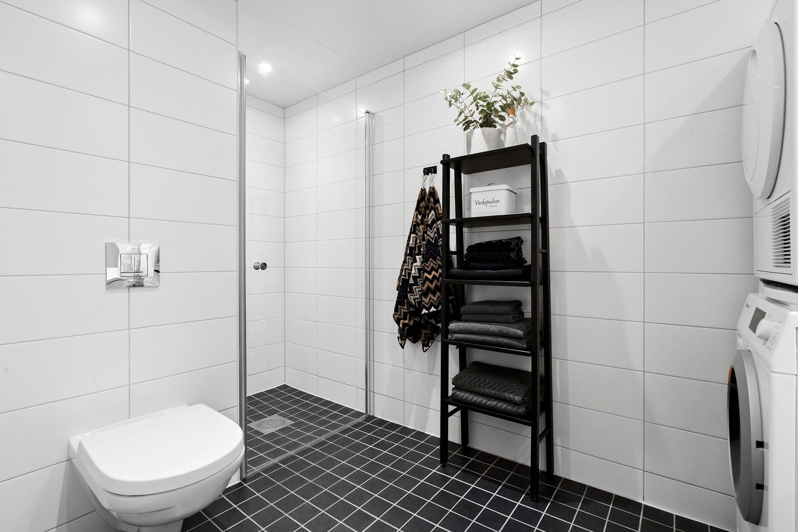 Lys og pent, flislagt bad med varmekabler i gulv og downlights i himling. Galleribilde