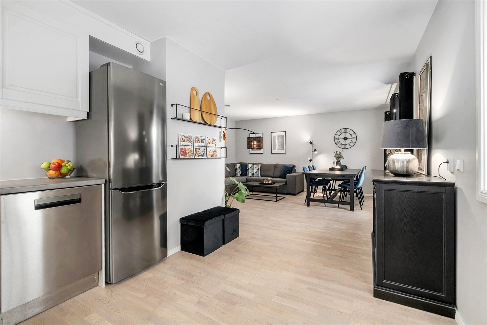 Den åpne løsningen mot kjøkkenet gjør rommet til et hyggelig og sosialt oppholdsrom med en fin romfølelse. Galleribilde