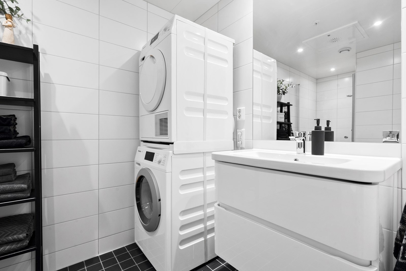 Baderomsinnredning i hvit utførelse med heldekkende servant og rom for oppbevaring i skuffeseksjon og speil. Galleribilde