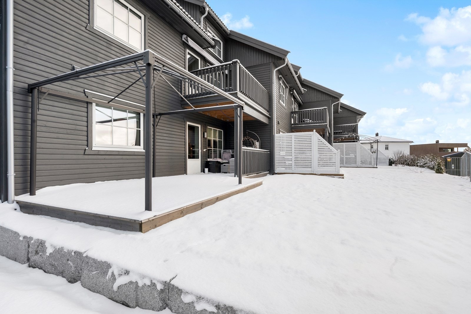 Moderne 3-roms leilighet fra 2019 beliggende i et nyere og populært boligfelt på Ormåsen - Parkering i carport! Galleribilde