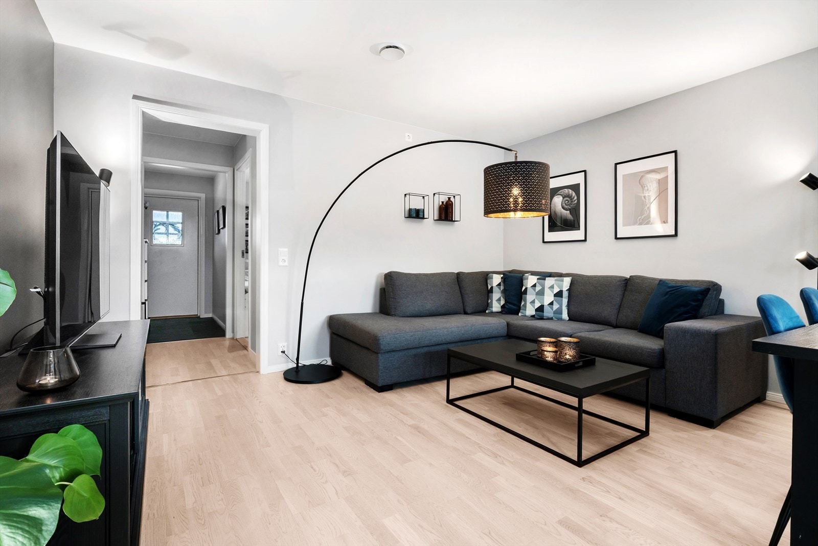 Stuen er delikat og innbydende med flerstavs eikeparkett på gulv og lyse slette vegger malt. Galleribilde