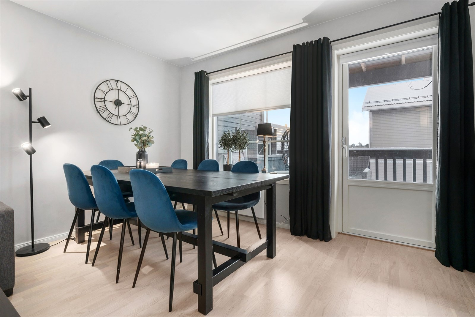 Stuen er et fantastisk oppholdsrom med store vindusflater og utgang til en hyggelig uteplass som gir et nydelig lysinnslipp. Galleribilde