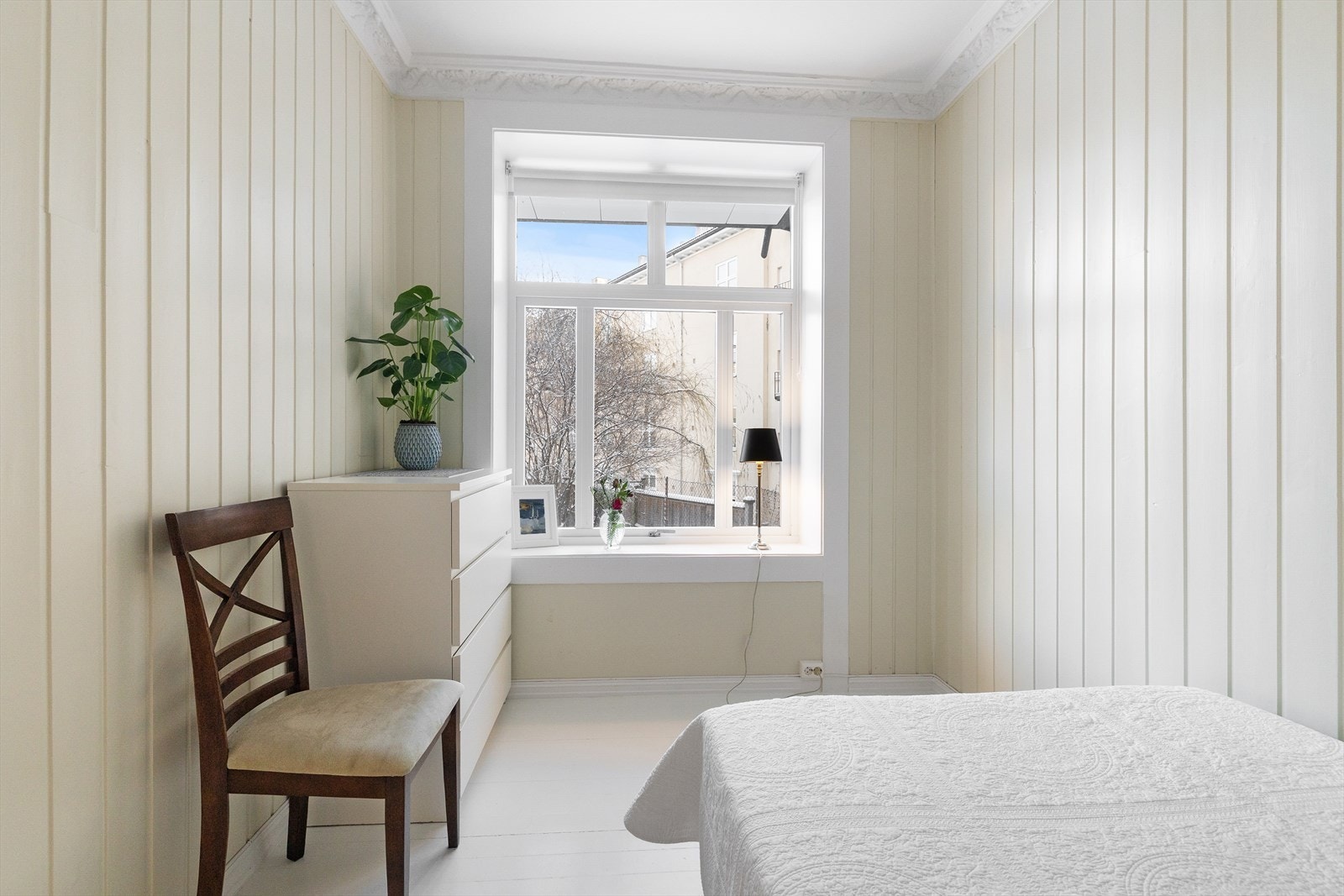 Rommet har stort vindu som sikrer godt med lys og luft. Soverommet vender mot lukket og rolig bakgård. Galleribilde