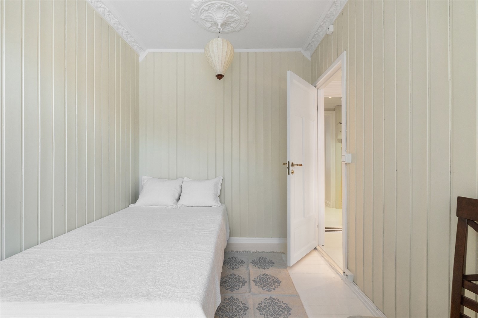 Det er adkomst til soverommet fra kjøkkenet. Galleribilde