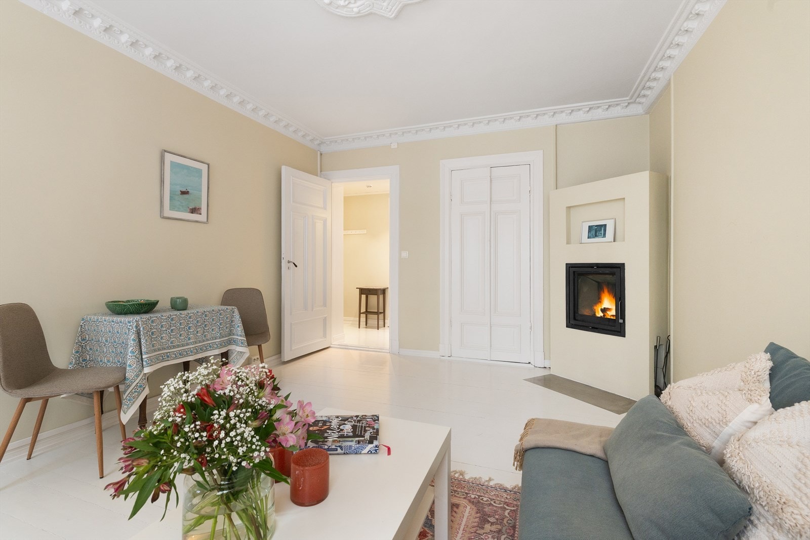 I stuen er det god plass til sofagruppe med tilhørende sofabord og tv-møblement samt spisebord. Galleribilde