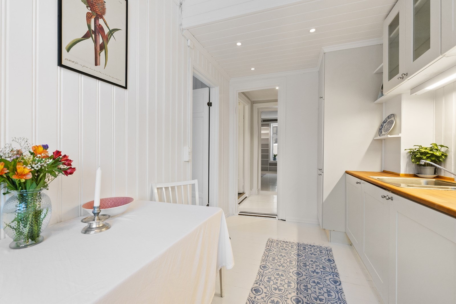 På kjøkkenet er det godt med lagringsplass i både skap og skuffer, samt god plass til matlaging. Galleribilde