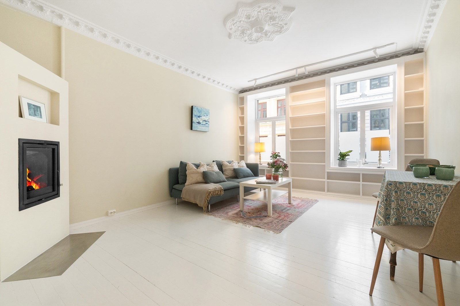 En klassisk, gjennomgående og romslig 2-roms i en ettertraktet gate på St. Hanshaugen. Galleribilde