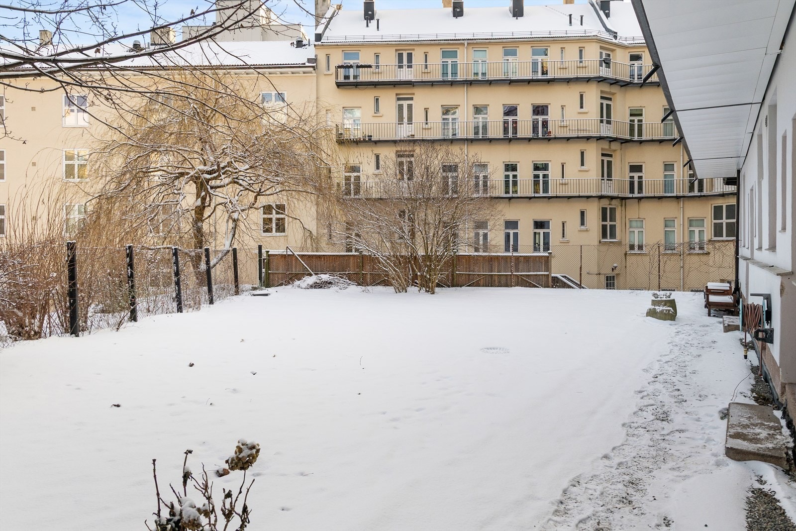 Skjermet og rolig bakgården som er pent opparbeidet med plen, beplantning og sittegrupper. Galleribilde