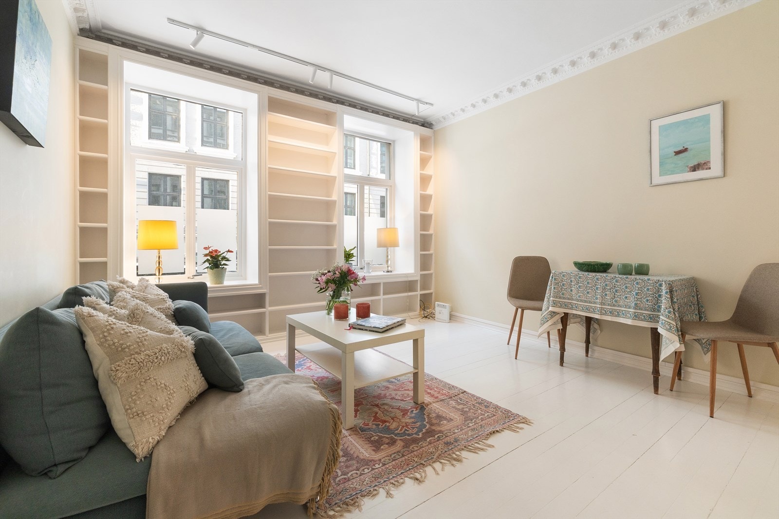 De store vindusflatene med det gode lysinnslippet, gjennomgående løsning og den gode takhøyde på 2,67 meter gir en god og luftig romfølelse. Galleribilde