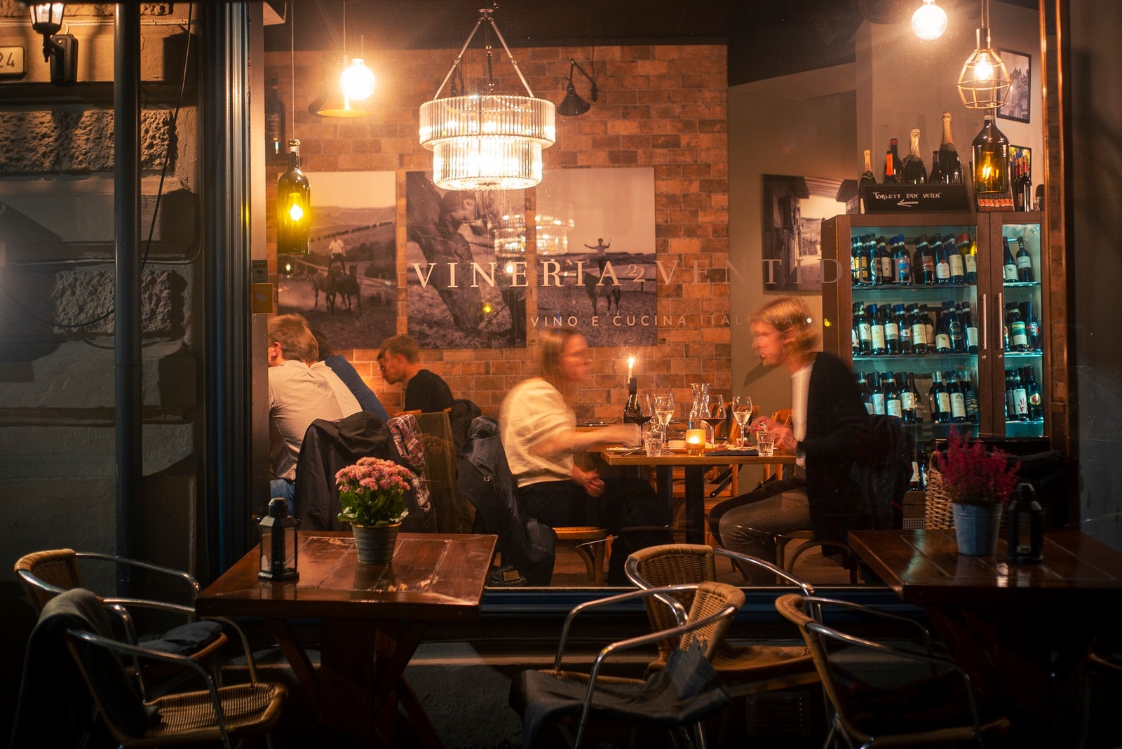 Du finner flere resturanter like utenfor døren - her fra Vineria Ventidue med italiensk, hyggelig stemning. Galleribilde