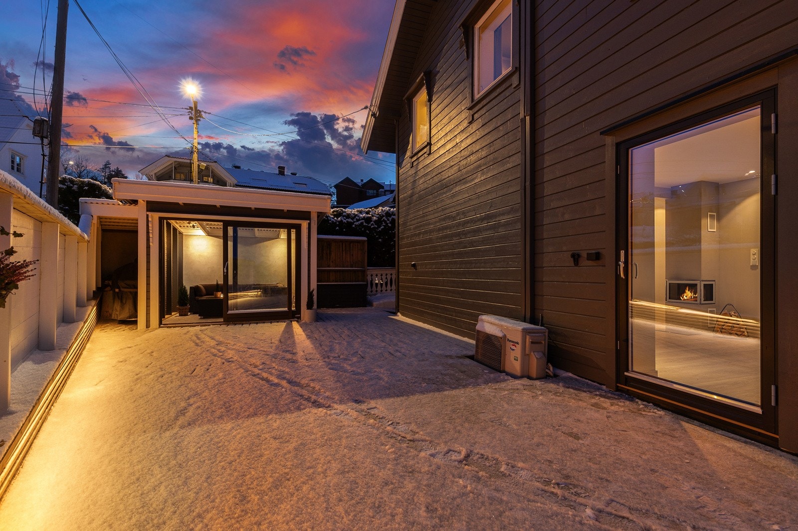 Innerst på tomten på bakkeplan er det etablert lun og koselig utestue. Galleribilde