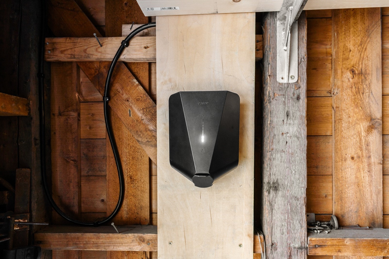 Det er hele to elbilladere montert. Galleribilde