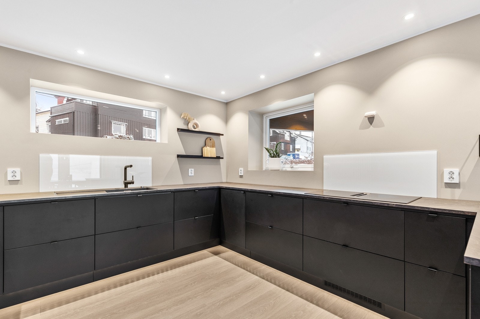 Tidsriktig innredning fra Epoq med helintegrerte hvitevarer som medfølger. Galleribilde