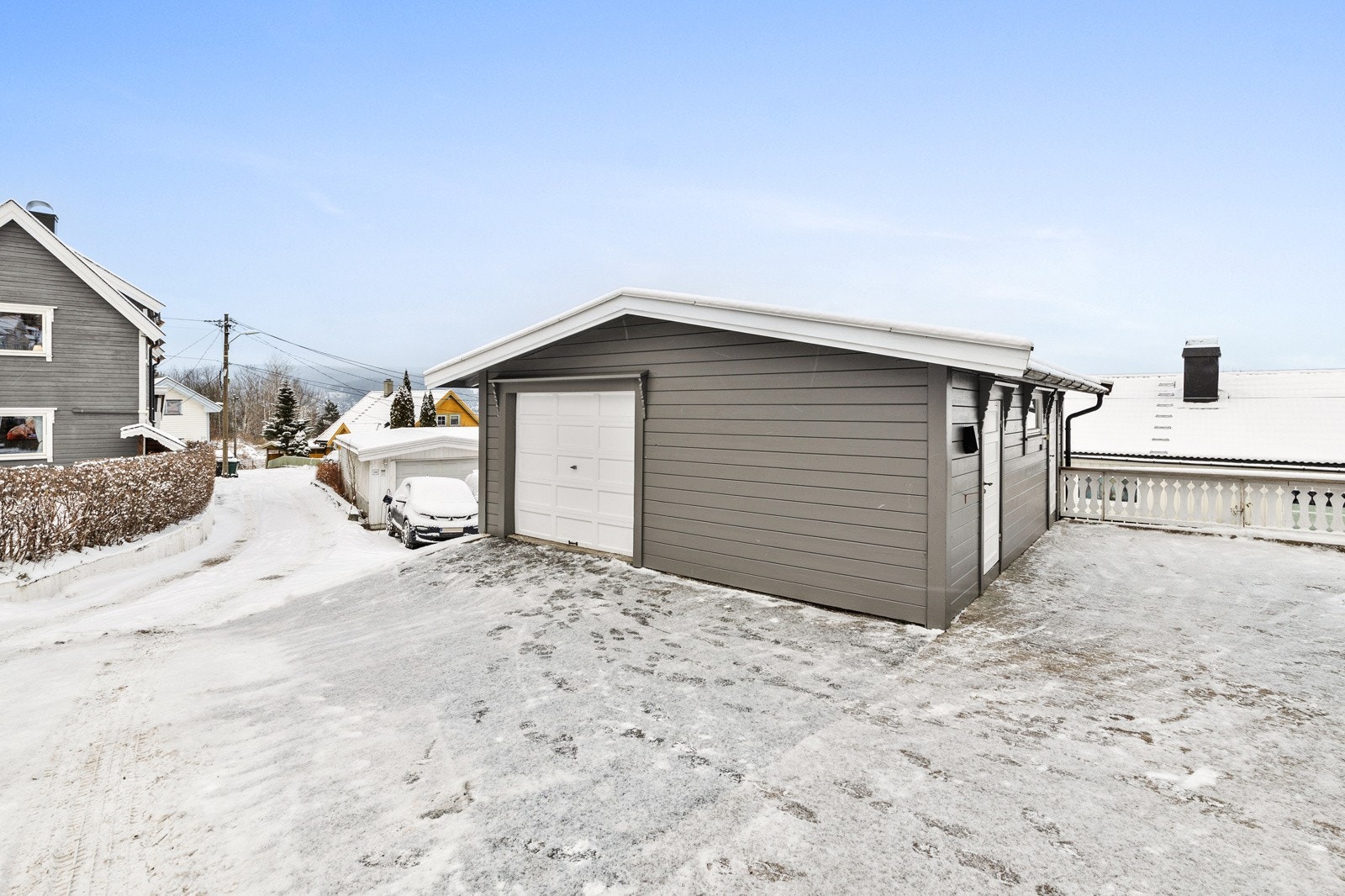 Garasje med plass til 1 bil og to boder. Galleribilde