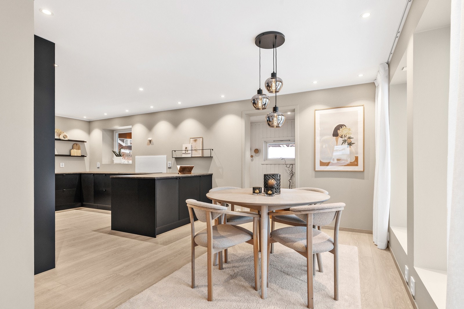 Tilbaketrukket kjøkken men likevel i åpen løsning med stuen. Galleribilde