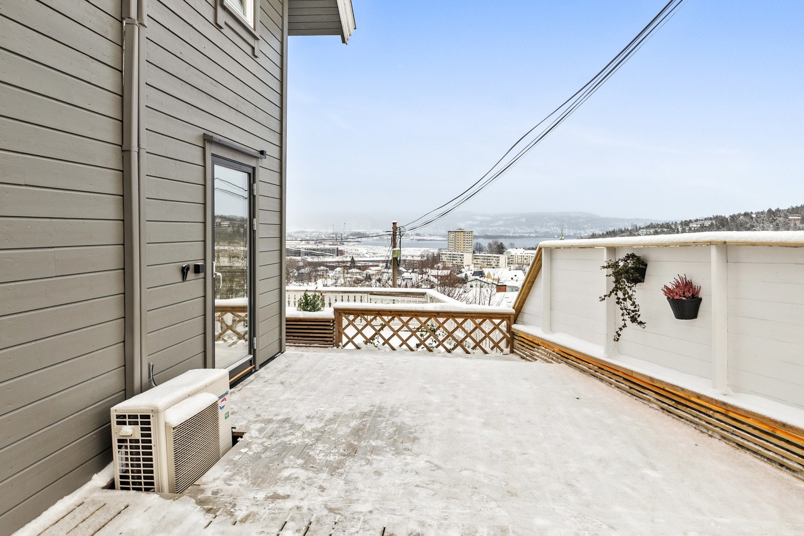 Uteplassen gir mulighet for flere sosiale soner. Galleribilde