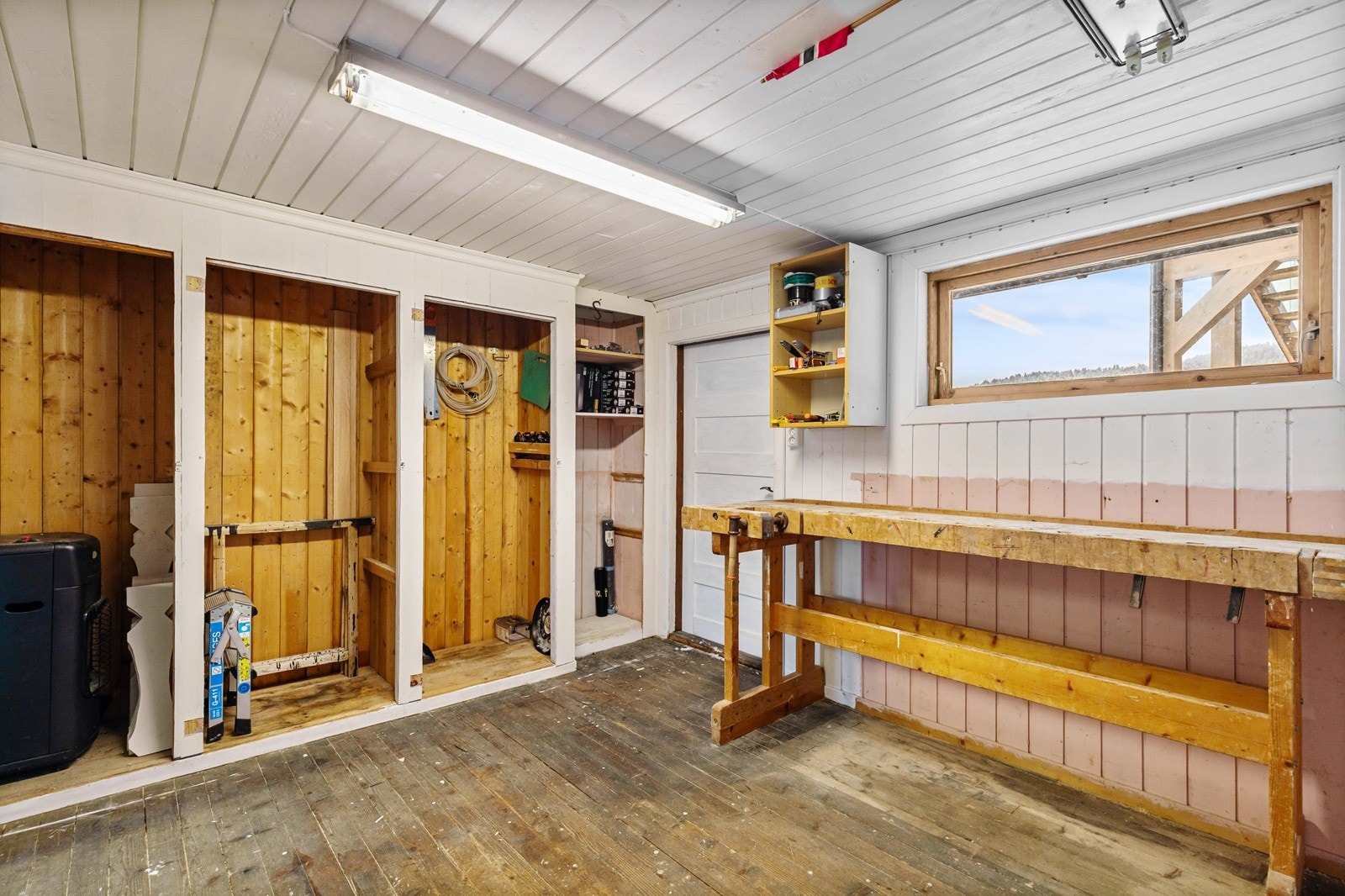 Det er to store boder i garasjen. Galleribilde