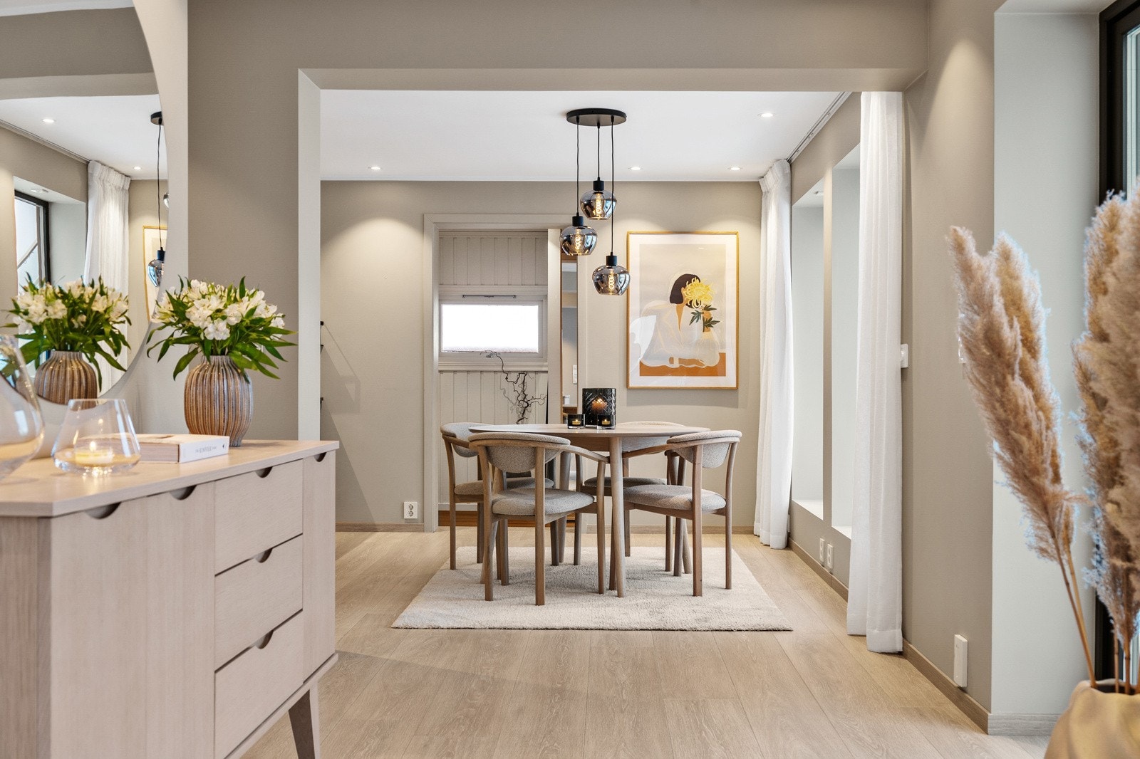 Det er plass til spisebord i tilknytning til kjøkkenet. Galleribilde