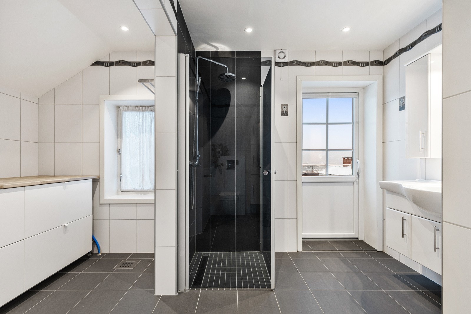 God oppbevaringsplass i flere skap. Elektrisk vifte er installert. Galleribilde