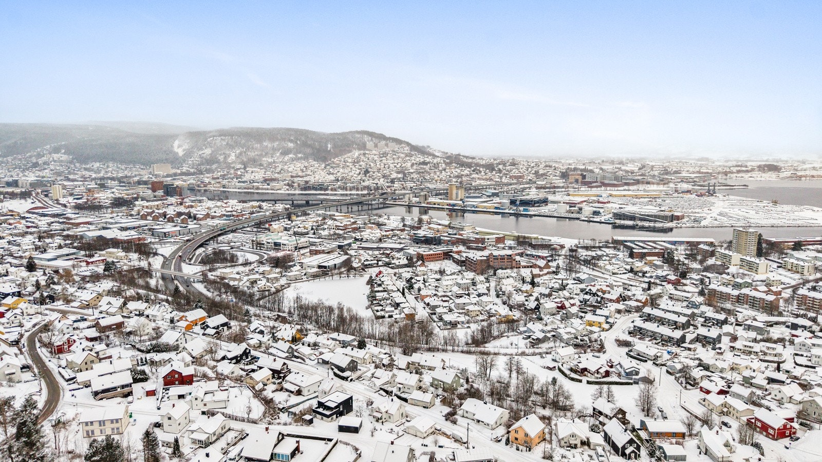 Her bor du tilbaketrukket i trygge rammer, men har likevel kort vei til skole, barnehage, aktiviteter og sentrum med moderne fasiliteter og togstasjon. Galleribilde