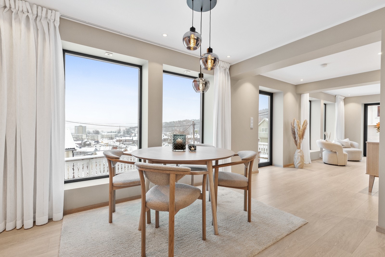 Flott utsikt fra flere deler av allrommet. Galleribilde