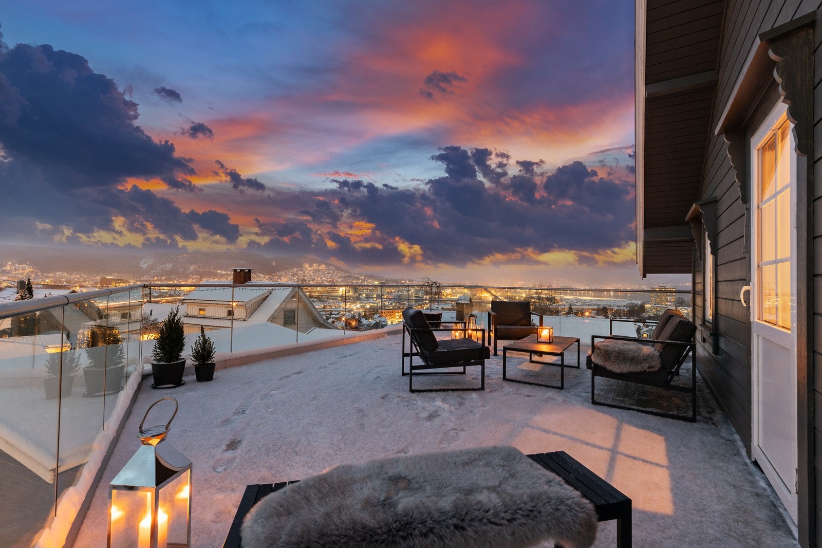 Eiendommen har store og fine uteplasser i begge etasjer, med fantastisk utsikt og masse sol. Galleribilde