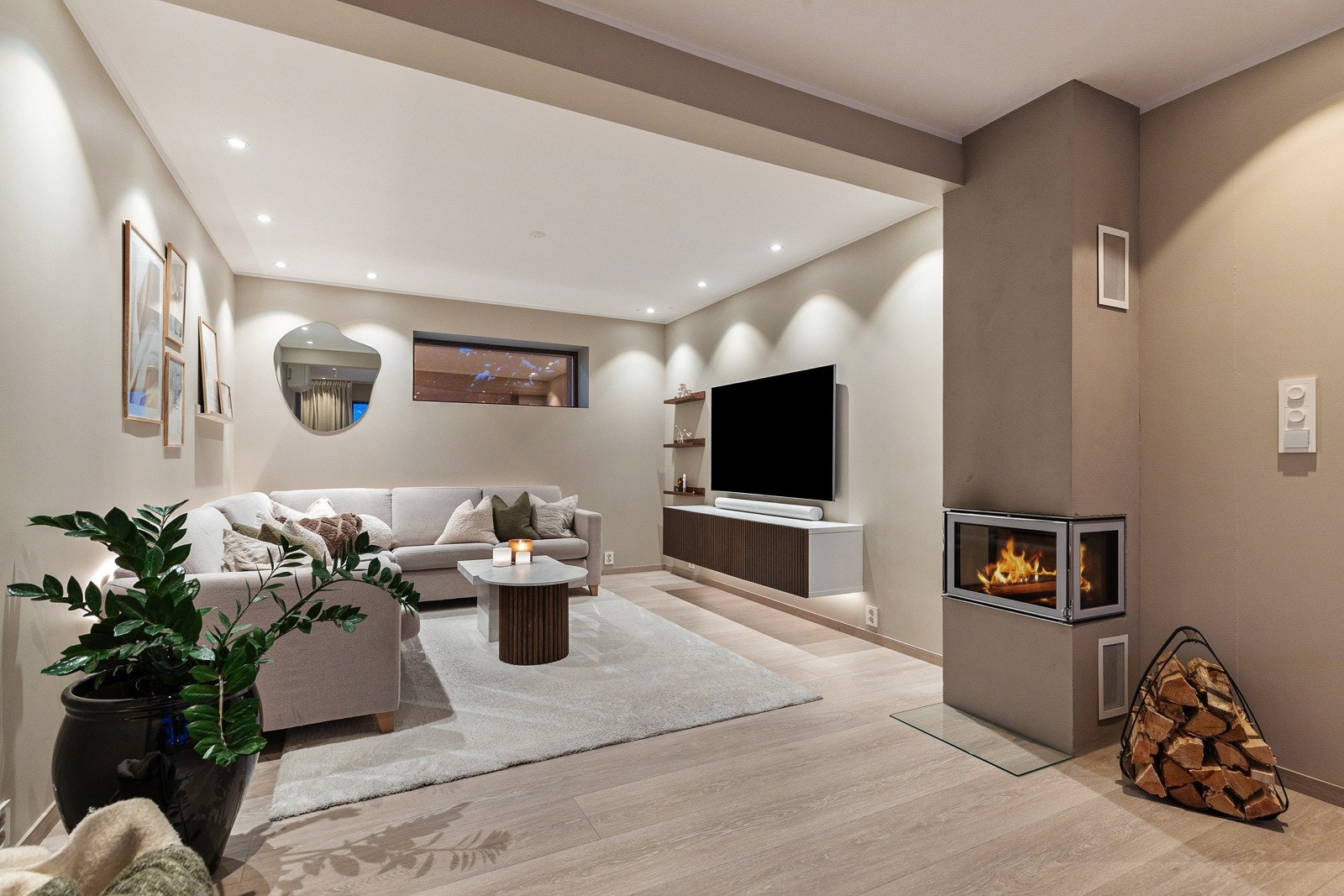 Allrommet har fin løsning med naturlige soner. Galleribilde