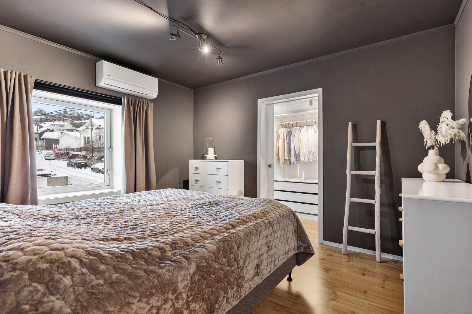 Hovedsoverom med eget omkledningsrom i tilknytning. Galleribilde