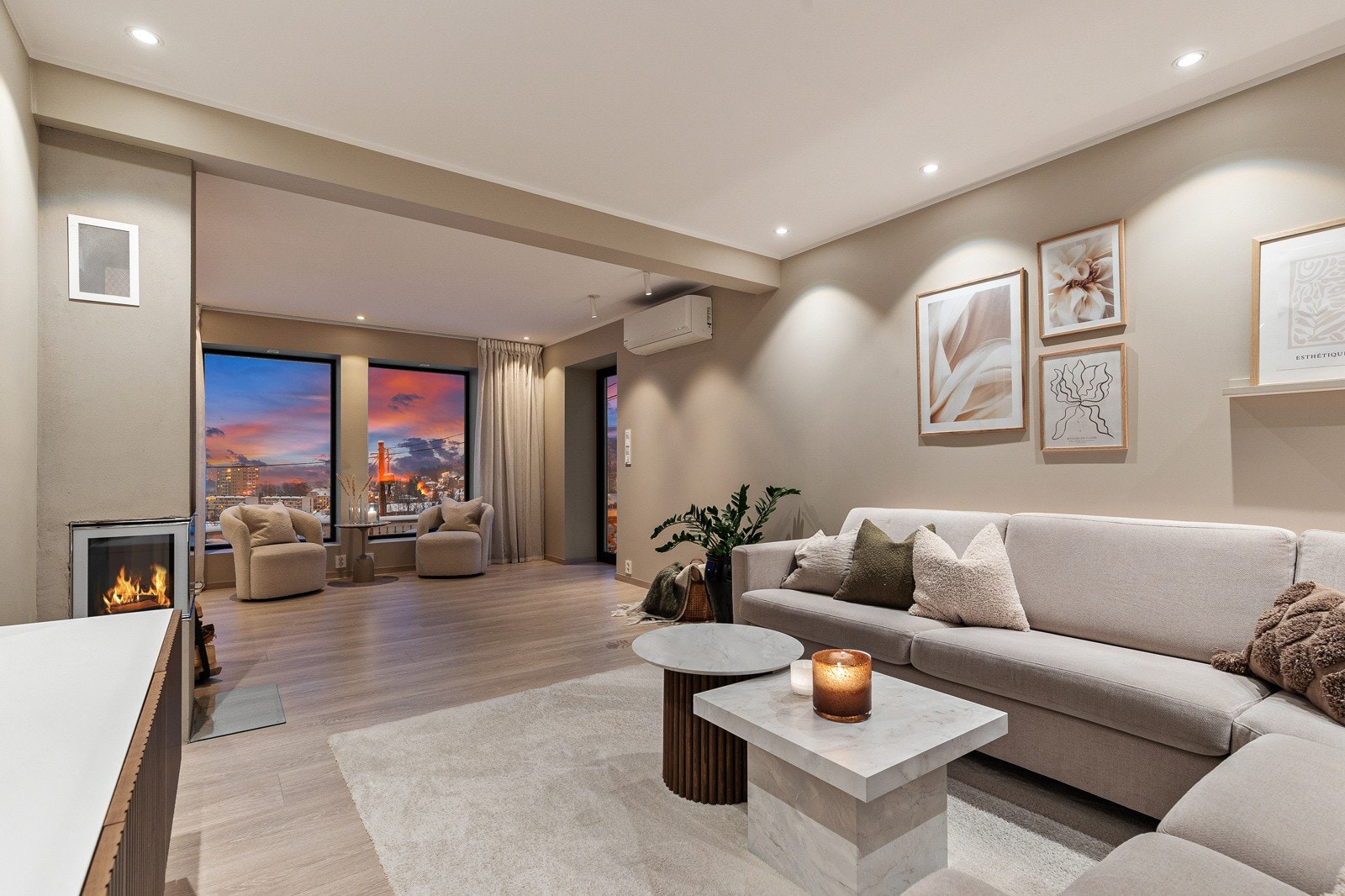 Stue med utsikt og god plass. Galleribilde