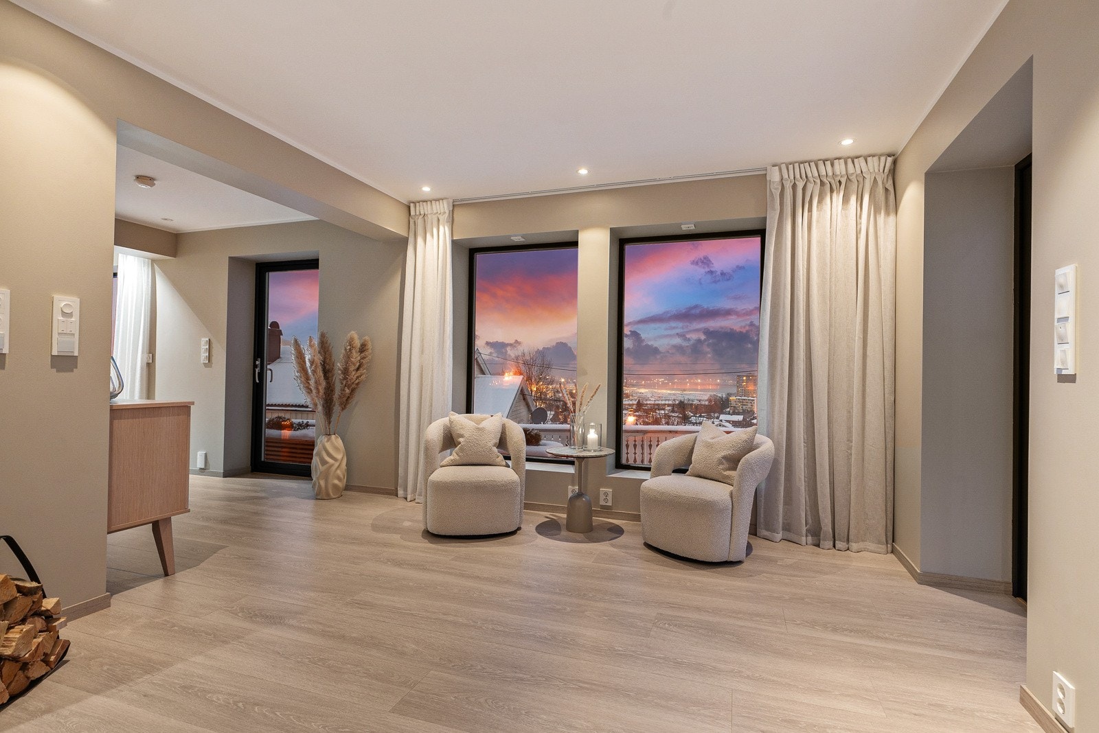 Store vinduer gir rommet meget fin utsikt og masse naturlig lysinnslipp. Galleribilde