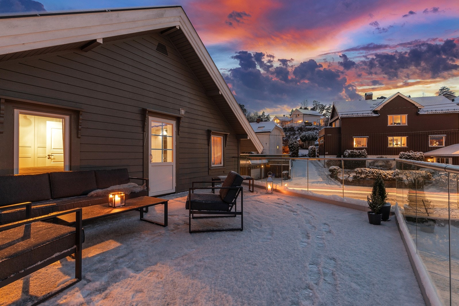 Uteplassen vender mot nordvest, noe som gir meget gode solforhold på kveldstid. Galleribilde